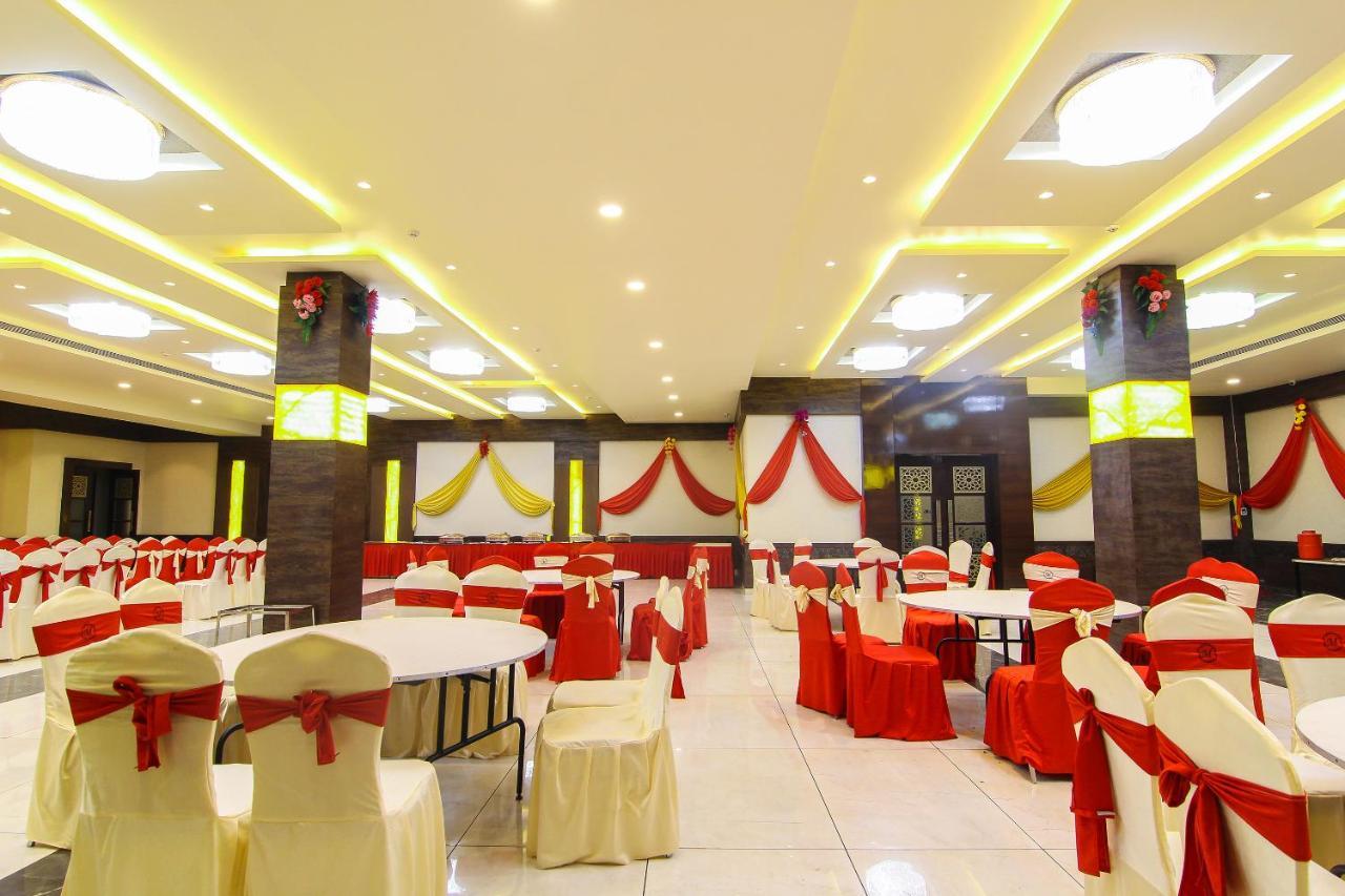 Moments Hotel Lucknow Exterior photo