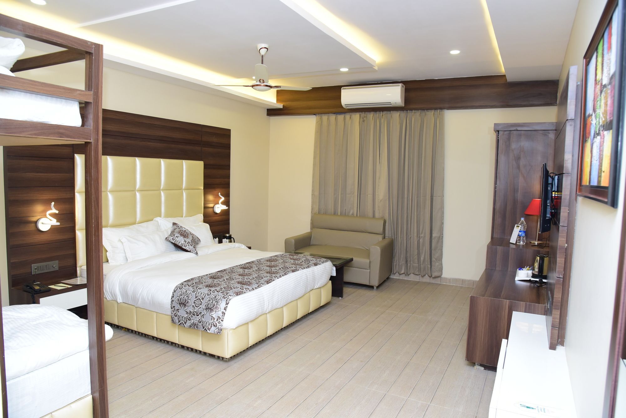 Moments Hotel Lucknow Exterior photo